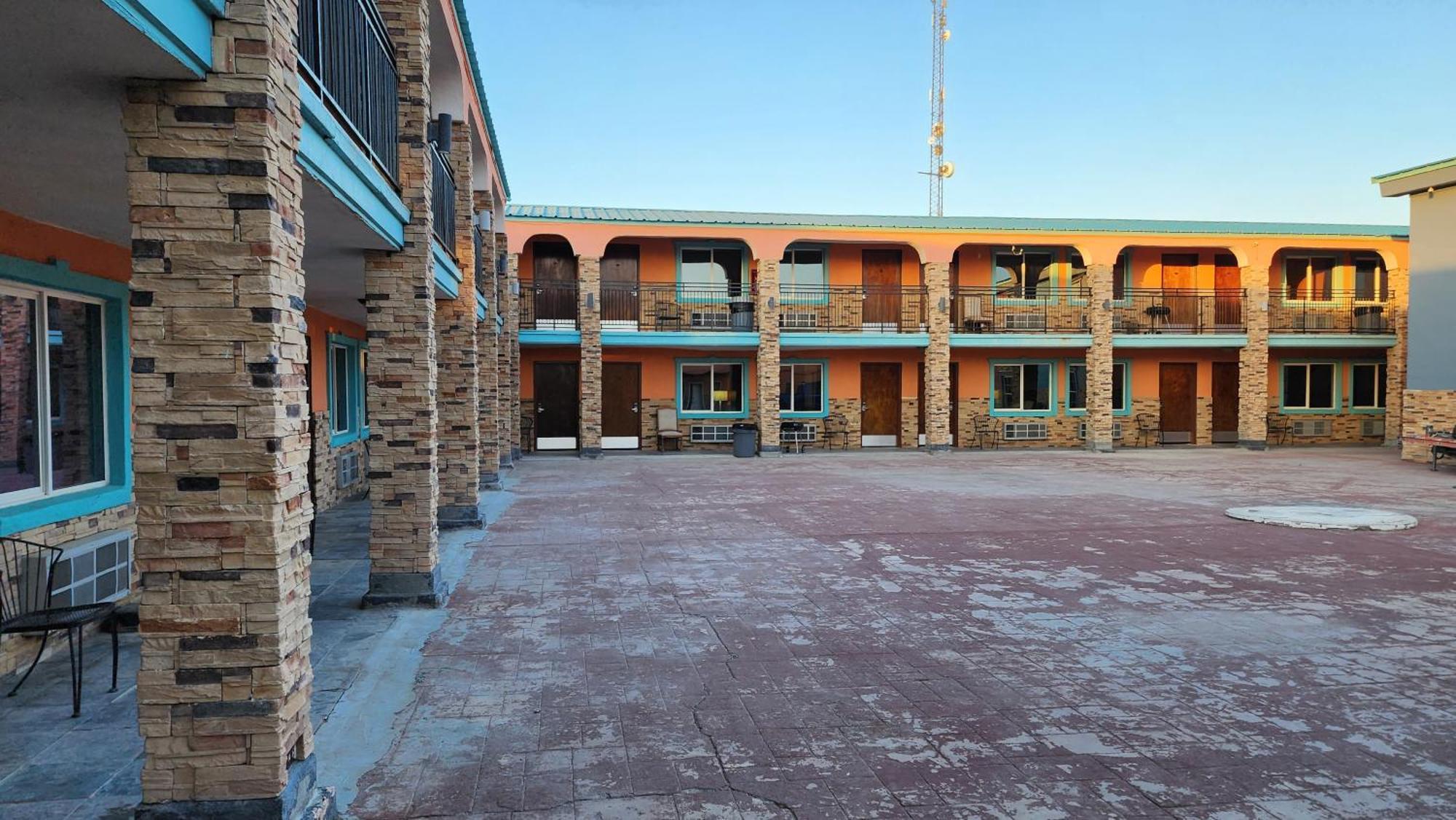 B&J Hotel And Apartments Pecos Buitenkant foto